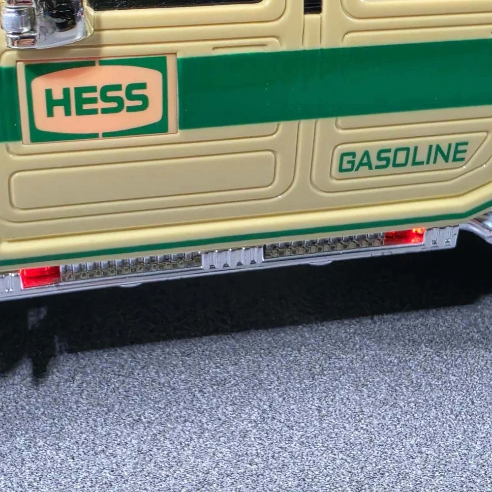Hess Sport Utility Vehicle and Motorcycles 2004 40th Anniversary SUV READ
